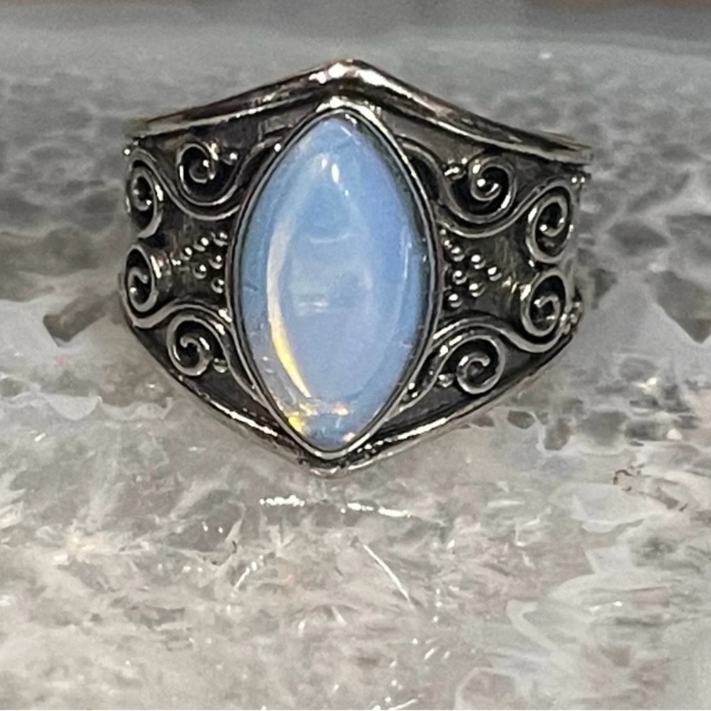 Size 8 Statement Ring - Picture 3 of 9